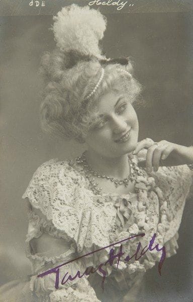 Fanny HELDY (1888-1973) soprano belge. L.A.S. et photographie signée; 2 pages et demie in-8 (deuil), et carte postale.1er février [1911]: elle se réjouit que son correspondant ait apprécié la photographie qu?elle lui avait envoyée: «J?ai fait mon possible pour vous en donner une jolie»; elle s?est fait une entorse, mais compte pourtant jouer samedi Quo Vadis, et remercie des compliments sur son rôle d?Eunice... Jolie photographie jeune (en Manon ?), signée à l?encre violette. On joint 5 photographies (cartes postales), une carte avec sa signature et médaillon photographique, et 2 autres photographies in-8 par G. Dupont Emera