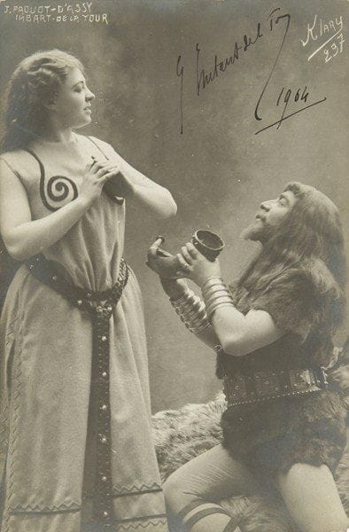 Georges IMBART DE LA TOUR (1865-1911) ténor français. 5 photographies dédicacées ou signées, 1904 et s.d.; cartes postales (certaines par Klary à Bruxelles).Dans les rôles de Tannhaüser, Siegmund (La Walkyrie, 2), Roméo (Roméo et Juliette, 2). On joint une photo en Siegmund et une carte postale le représentant en Tannhäuser