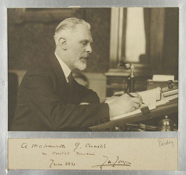 Joseph JONGEN (1873-1953) compositeur belge. Photographie avec dédicace autographe signée, 1931; 23 x 27 cm (par Pardon).Beau portrait du compositeur assis à sa table de travail, dédicacé: «A Mademoiselle G. Arnélis en cordial souvenir Juin 1931»..