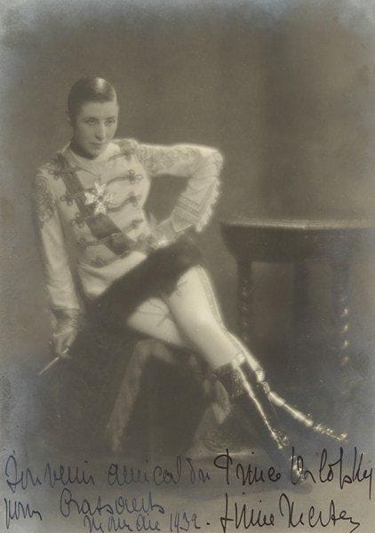 Livine MERTENS (1901-1968) mezzo-soprano belge. 4 photographies dédicacées ou signées, 1929-1941; 21,5 x 15 cm environ chaque (par R. Marchand à Bruxelles).Au Théâtre Royal de la Monnaie dans les rôles du Prince Orlofsky (La Chauve-souris), de Portia (Le Marchand de Venise), de Colette (La Basoche), etc. On joint 3 autres photos: en Octave (Le Chevalier à la rose), en Duc de Reichstadt (L?Aiglon), et en Chérubin (Les Noces de Figaro)