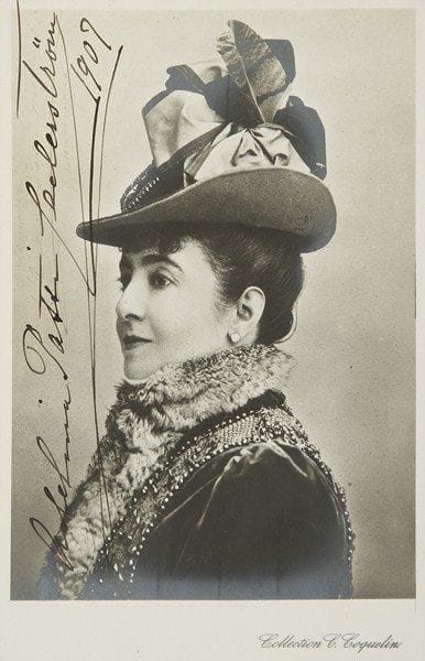 Adelina PATTI (1843-1919) soprano. Photographie signée et datée, 1907; carte postale.Carte de la collection C. Coquelin, représentant la chanteuse en buste coiffée d?un grand chapeau, avec une belle signature: «Adelina Patti Cedreström 1907». On joint une autre photographie par Numa Blanc (format carte de visite; encadrée)
