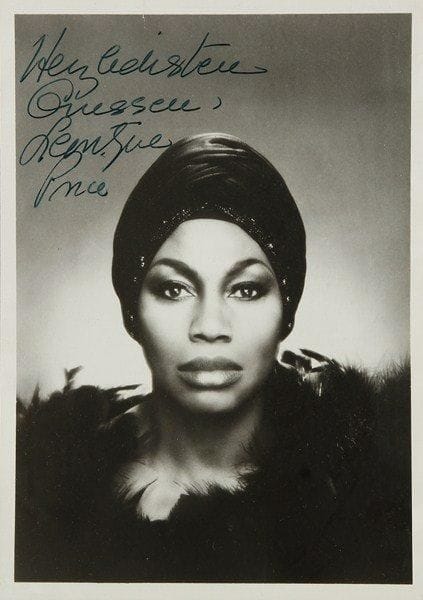Leontyne PRICE (née 1927) soprano américaine. Photographie dédicacée; 17 x 12 cm sous verre.Beau portrait avec dédicace en allemand: «Herzlichsten Grussen Leontyne Price». On joint une autre photographie signée (format carte postale)