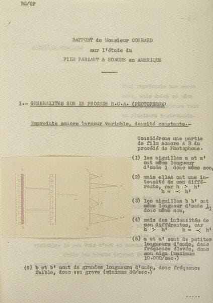 Cinéma. Tapuscrit, Rapport de Monsieur Conrard sur l?étude du film parlant & sonore en Amérique, Joinville 16 juillet 1929; 29 pages in-4 avec 14 schémas calqués dont un à pleine page et un hors-texte, dans un classeur-dossier.Rapport sur le tirage et développement des films sonores, «procédés R.C.A. Movietone et Vitaphone», exécuté pour la société Pathé. Il y est question de la reproduction du son, de sa synchronisation avec l?image, du montage d?une bande positive et du tirage des malfaçons..