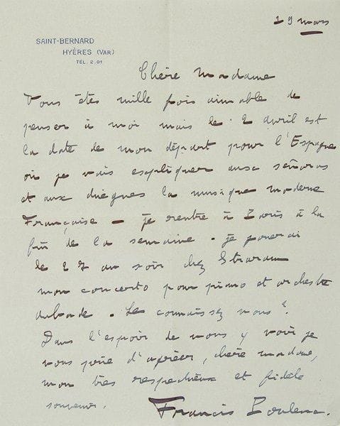 Francis POULENC (1899-1963)
Hyères 19 mars [1930]. Il va partir pour l?Espagne, «où je vais expliquer aux señoras et aux duègnes la musique moderne française». Il espère la voir chez Straram, où il jouera son concerto pour piano et orchestre Aubade... Noizay 15 octobre [1931]: «Vous sachant si bonne et si amie des artistes, je me permets de venir aujourd?hui, vous solliciter en faveur d?un de mes amis musiciens qui doit quitter Paris pour cause de maladie et qui se trouve actuellement dans le plus complet dénuement. Je l?aide dans la mesure de mes moyens mais malheureusement je ne peux à moi seul lui procurer le strict nécessaire et c?est pourquoi je demande à quelques amis charitables de bien vouloir m?aider. J?imagine qu?en cette époque noire on doit souvent frapper à votre porte». Il va passer l?hiver en Touraine «car j?ai beaucoup de pain sur la planche»... 24 octobre, la remerciant pour sa généreuse offrande: «C?est un grand réconfort, croyez-le bien, de se sentir soutenu dans les moments où soi-même on ne peut tout seul chasser la misère humaine»... Noizay [18 juin 1936]: «J?apprends par Pierre [Bernac] que vous voulez bien nous aider à nous frayer un chemin à Londres - je vous en remercie très sincèrement car j?estime que notre équipe avec l?immense répertoire franco-allemand que nous avons maintenant doit réussir en Angleterre»; son «marrainage» leur portera bonheur... [Noizay janvier 1938], voeux et «regrets d?être encore le studieux campagnard. J?espère beaucoup que ce printemps vous viendrez me voir en week-end avec Bernac et Jane Dubost»... Lyon 11 mars, à en-tête Les chanteurs de Lyon: «Je suis à Lyon fou de joie de l?exécution de ma messe et de ma Symphonie», mais il s?inquiète pour faire venir à Paris «cette admirable phalange. J?ai organisé pour eux 1° un récital chez Gaveau le 1er août [...] 2° la première audition de ma symphonie le samedi 2 chez Colonne 3° la première audition (pour moi capitale) de ma messe le dimanche 3»; il expose le coût de tout cela, et son projet de «m