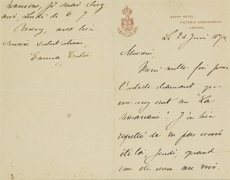 Emma CALVÉ (1852-1942) soprano française. 2 L.A.S.; 2 pages in-8 (encadrée) et 1 page in-8.Savoy Hotel 23 juin 1894, au critique musical Jean du Chastain, le remerciant pour son article charmant sur La Navarraise... À Lapissida: si le Dr Max ne lui donne pas «un remède très actif», il lui sera impossible de chanter le soir. On joint une carte de visite autogr., 2 photos, qqs coupures de presse et son livre Sous tous les ciels j?ai chanté... (Plon, 1940)
