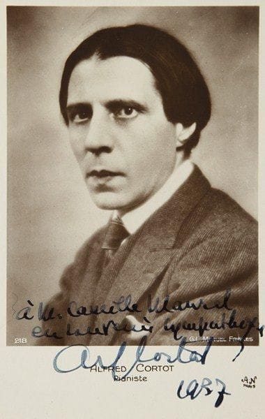 Alfred CORTOT (1877-1962) pianiste. L.A.S., et photographie dédicacée, 1934-1937; 1 page et quart in-8 à en-tête Hôtel Atlanta, et carte postale.Bruxelles 5 janvier 1934, remerciant une amie pour l?envoi de son ouvrage Magie des tons, éprouvant parfois une «confusion reconnaissante, lorsque mon nom y apparaît sous une plume trop bienveillante»... 1937. Portrait par G.L. Manuel frères, dédicacé «à M. Camille Maurel, en souvenir sympathique»..