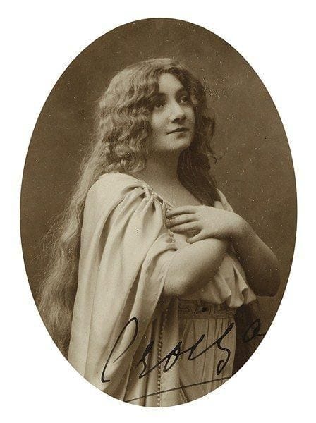 Claire CROIZA (1882-1946) mezzo-soprano française. L.A.S. et photographie signée; 3 pages in-12 et adresse, et médaillon ovale 9 x 6,5 cm (encadré).[Bruxelles 20 mai 1909], à Mlles Schoenfeld: elle a été touchée de leur charmante lettre. Portrait signé dans le rôle-titre de Katharina. On joint sa photo dans le rôle de Didon des Troyens (in-12), plus une carte de visite