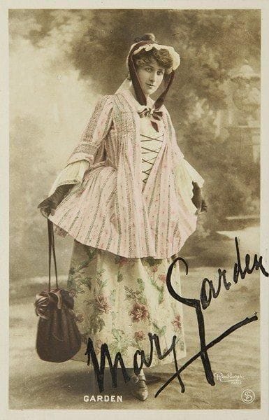 Mary GARDEN (1874-1967) soprano écossaise, elle créa Louise de Charpentier et la Mélisande de Debussy. L.A.S. et photographie signée; 2 pages in-8 en-tête Hôtel Métropole Bruxelles, et une carte postale colorisée.«Tous mes photographies sont arrivés, sauf celles de Mélisande»; cela l?ennuie beaucoup, mais elle apportera elle-même les photographies en mars à son retour... Jolie photographie dans le rôle de Musette (La Bohème), signée
