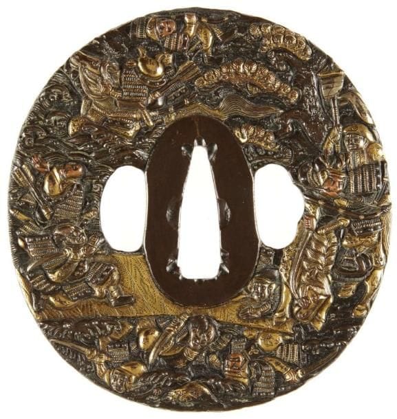 JAPON - Epoque MEIJI (1868 - 1912)
Nagamaru gata en shibuichi à décor ciselé et incrusté de cuivre jaune de samouraï se battant sur un pont et dans les flots. Non signée.H. 8 cm