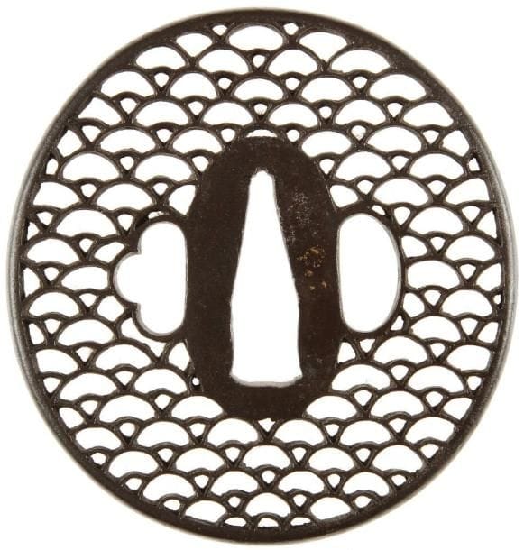 JAPON
Nagamaru gata en fer à décor ajouré en yosukashi du motif "seigaiha" crêtes de vagues. H. 7,2 cm