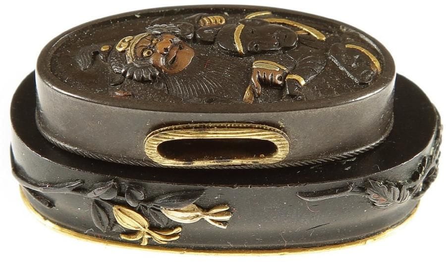 JAPON
Trois kashira et deux fushi en shibuichi et shibuichi à fond de nanako à décor en relief et incrusté de cuivre jaune et shibuichi de fleurs, oni, archer, et personnages.Signés Natsuo et Yoshihisa