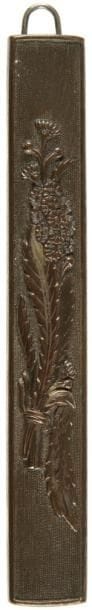 JAPON
Kozuka en shibuichi à fond de nanako décoré en relief d'une gerbe de fleurs