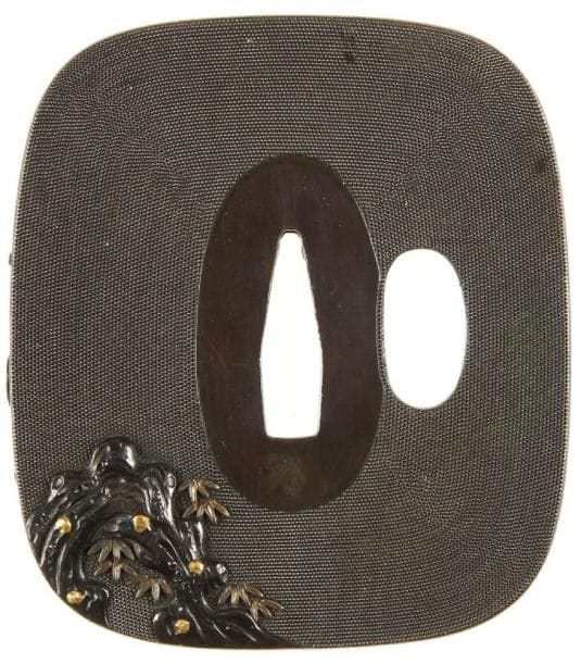 JAPON
Nadegaku hokkei gata en shibuichi à fond de nanako à décor ciselé et incrusté de cuivre doré shakudo et shibuichi d'un tigre au bord d'une cascade.H. 7 cm