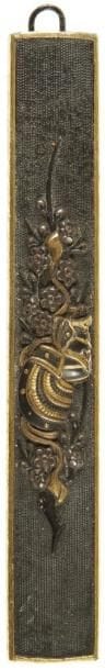 JAPON
Kozuka en cuivre doré et shibuichi à fond de nanako, décoré en relief et incrusté de shakudo et cuivre jaune d'un kabuto de branche de cerisier en fleurs
