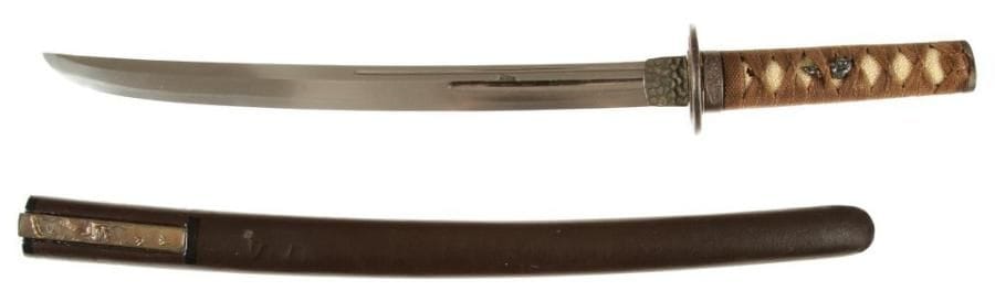 JAPON
Wakizashi unokubi zukuri, hamon suguha, itame hade. Nagasa: 38,5 cm. (Shintetsu) Fusée percée d'un mekugi hana non signée. Fourreau en laque noir avec kozuka