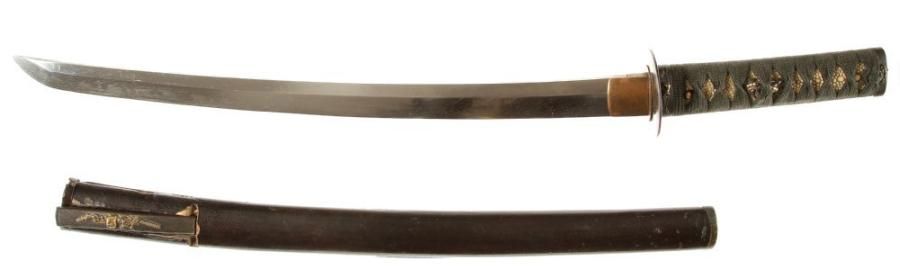 JAPON
Wakizashi shinogi zukuri, hamon midare, fusée percée d'un mekugi hana non signée. Nagasa: 44 cm. Fourreau en laque noir. Fushi et kashira à décor de chevaux