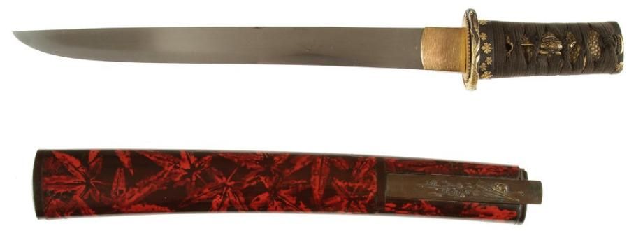 JAPON
Tanto unokubi zukuri, hamon suguha, fusée percée d'un mekugi hana non signée (Kizu). Nagasa 27,3 cm. Fourreau en laque noir à décor de feuilles d'érable avec kozuka. Tsuba à décor de phénix et fushi et kashira à décor de fleurs de paulownia