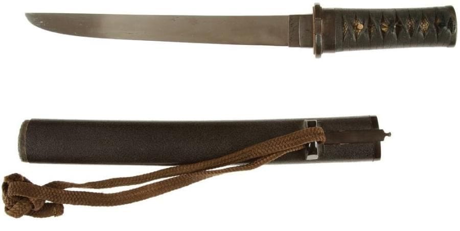 JAPON
Tanto unokubizukuri, fusée percée d'un mekugi hana non signée. Nagasa: 22,9 cm. Fourreau en laque brun noir avec kogai