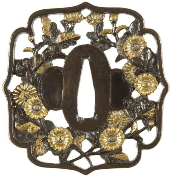 JAPON
Epoque EDO (1603 - 1868) Aoi gata en shibuichi à décor ciselé, ajouré et incrusté en marubori zogan de cuivre jaune, de chrysanthèmes dans leur feuillage. H. 7,7 cm.