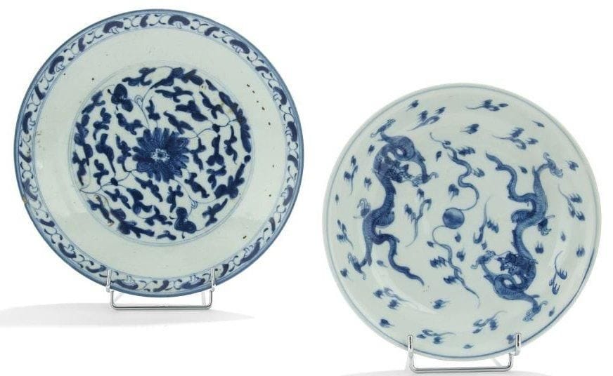 CHINE - EPOQUE KANGXI (1662 - 1722)
Coupe en porcelaine décorée en bleu sous couverte de deux dragons pourchassant la perle sacrée parmi les nuages, au revers la marque au lingzhi. Diam.: 21 cm. On y joint une coupe en porcelaine bleu blanc à décor de lotus, XIXe siècle Diam.: 25 cm