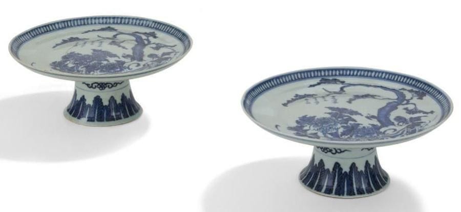 CHINE - XIXe siècle
Deux coupes sur piédouche en porcelaine décorée en bleu sous couverte de deux oiseaux sur des branches de cerisiers et pivoines avec poèmes. Au revers, la marque apocryphe de Kangxi.(Egrenures).Diam.: 23 cm.; H.: 9 cm
