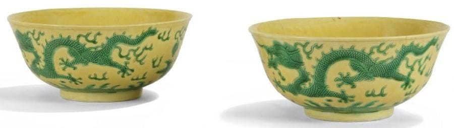 CHINE - Époque GUANGXU (1875 - 1908)
Paire de bols en porcelaine émaillée jaune et vert à décor de deux dragons pourchassant la perle sacrée au-dessus des flots. Au revers de la base, la marque "Qing hua zhen pin".(Fêlures et éclats).Diam.: 16,5 cm