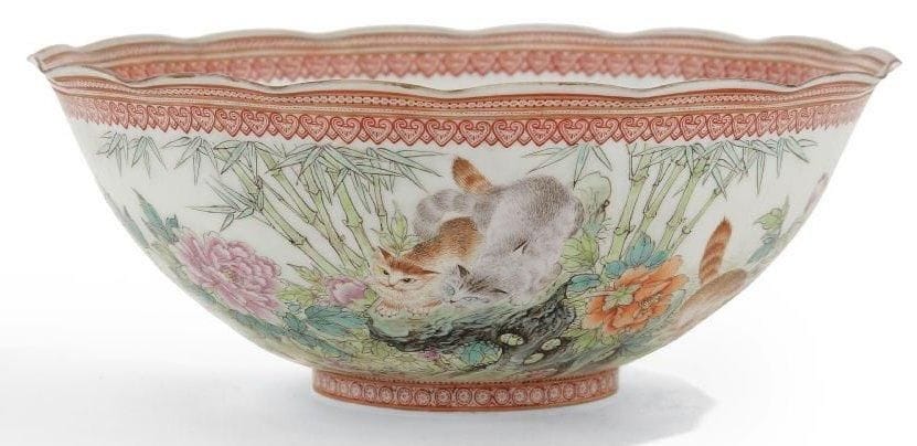 CHINE - XXe siècle
Bol en porcelaine coquille d'oeuf blanche décorée en émaux polychromes de chat parmi les pivoines. Au revers de la base la marque apocryphe de QianD.: 21 cm