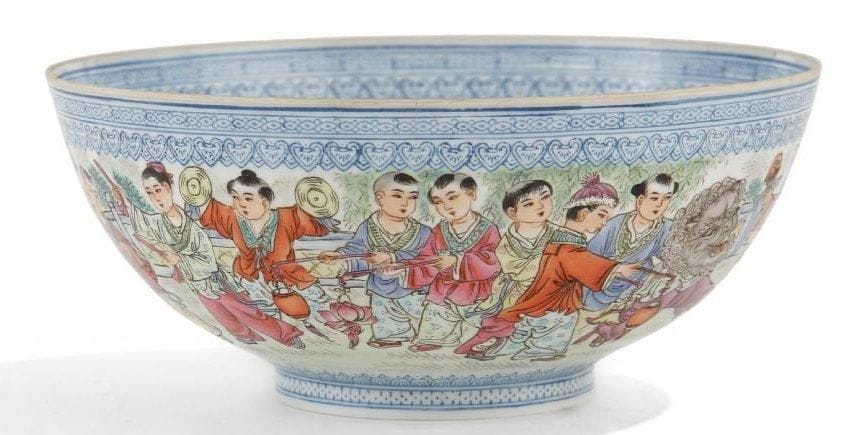 CHINE - XXe siècle
Bol en porcelaine coquille d'oeuf décorée en émaux polychromes d'enfants. Au revers de la base la marque apocryphe de Qian.D.: 16 cm. (Petite fêlure)