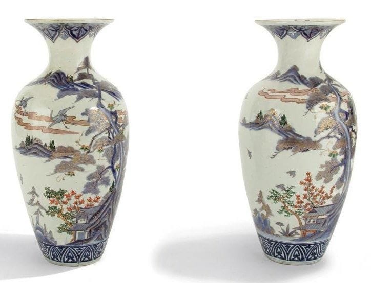 JAPON - Epoque MEIJI (1868 - 1912)
Paire de vases en porcelaine blanche décorée en bleu sous couverte de grues et oiseaux volant au-dessus de pavillons entourés de pins.H.: 56 cm