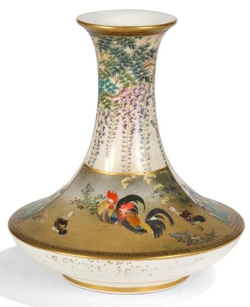JAPON - Epoque MEIJI (1868-1912)
Vase à panse basse et col légèrement évasé en faïence de Satsuma décorée en émaux polychromes de coqs, poules et poussin près d'iris. Le col orné de glycines. Signé Kinkozan. H.: 14,5 cm