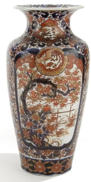 JAPON - Epoque MEIJI (1868 - 1912)
Vase de forme balustre en porcelaine blanche décorée en bleu sous couverte rouge de fer et émail or de médaillons de fleurs et arbres en fleurs. Imari