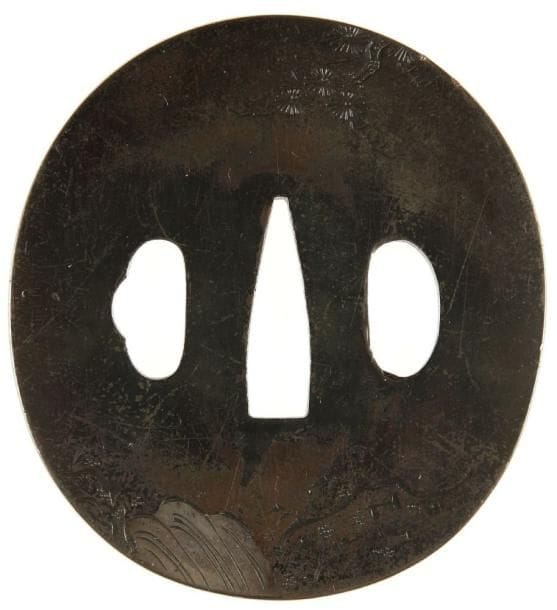 JAPON - Epoque MEIJI (1868 - 1912)
Nagamru gata en shibuichi à décor ciselé en katakiri bori et incrustations de cuivre rouge et doré d'un cavalier sur un pont près d'une cascade Signée Yasuchika.H. 7 cm