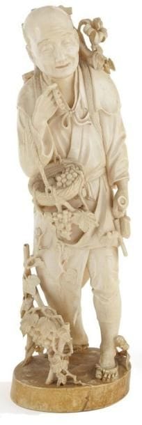 JAPON - XIXE SIÈCLE
Okimono en ivoire du Japon à patine jaune, paysan debout portant un fagot et des raisins fumant sa pipe. Signé Masa. H. 41 cm. (Gerce)