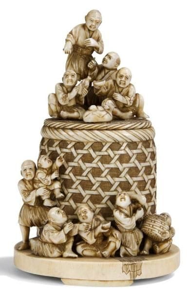 JAPON
Okimono en ivoire représentant des pêcheurs et enfants entourant un grand panier, trois autres sur le couvercle. Signé Toshitada. (Petite restauration).H.: 14.50 cm