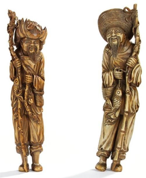 CHINE - XXe siècle
Deux statuettes en ivoire à patine jaune représentant des pêcheurs debout portant une canne et un poisson.(Accidents). H.: 25 et 26 cm