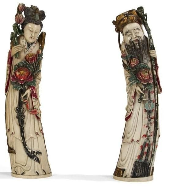 CHINE - XXe siècle
Couple de personnages en ivoire à traces de polychromie représentant un homme s'appuyant sur un bâton et tenant une branche de pivoines et une femme tenant une branche de pivoines. Au revers, marque apocryphe de Qianlong. H.: 41 cm