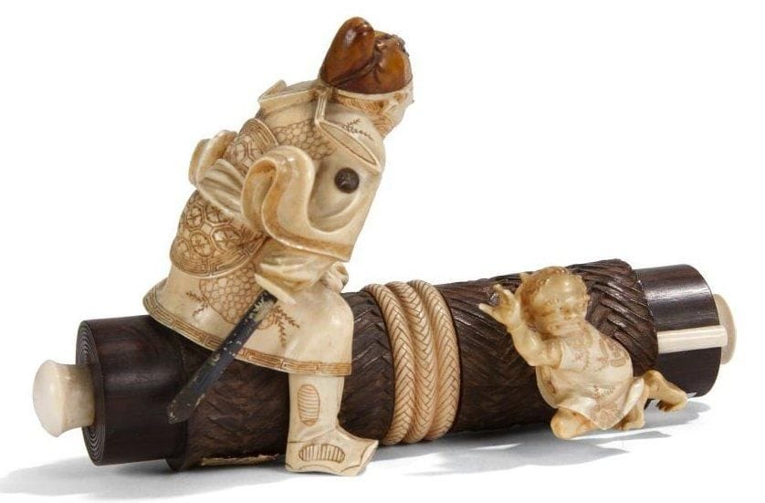 Okimono en bois et ivoire shoki assis sur un rouleau à côté d'un oni. Signé dans un cartouche en laque rouge. Long.: 14,5 cm