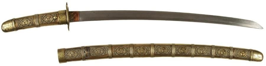 Armes JaponaisesShinshinto wakizashi unokubi zukuri. Fourreau en cuivre repoussée à décor de môn des Tokugawa.(Petits accidents sur la lame).Nagasa: 51 cm