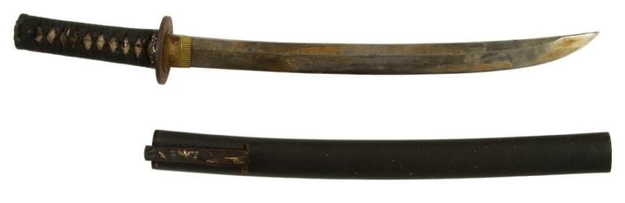Wakisashi unokubi zukuri, fusée percée d'un mekugi ana mumei. Fourreau en laque noir.Nagasa: 38,8 cm