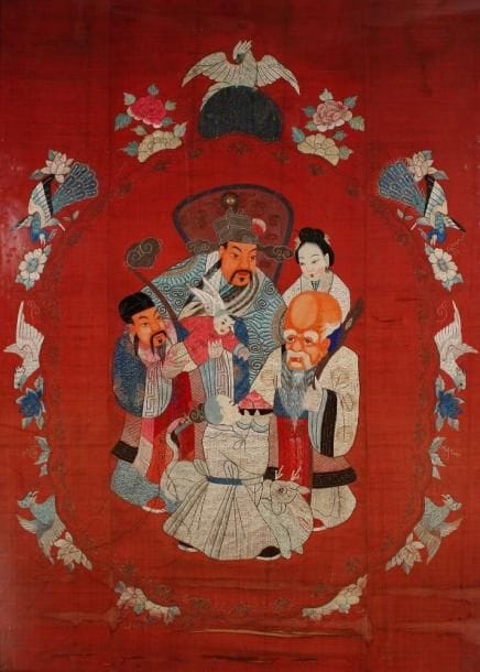 CHINE - XIXe siècle
Panneau en hauteur en soie à fond rouge à décor brodé en polychromie des trois religions, jeune femme et serviteur.(Accidents). Dim.: 200 x 140 cm