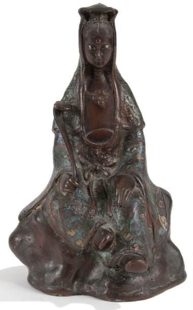 JAPON - Epoque MEIJI (1868 - 1912)
Statuette de guanyin assise sur un rocher en bronze à patine brune et émaux cloisonnés tenant à la main un ruyi.H.: 28 cm