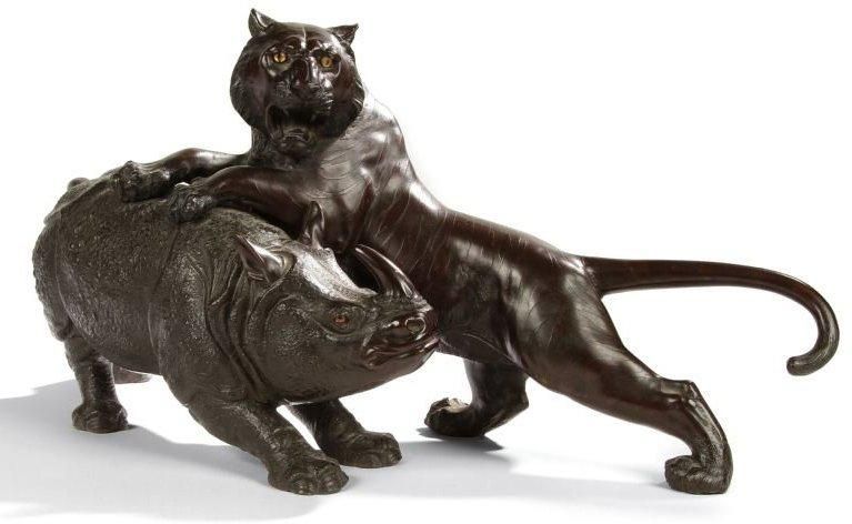JAPON
Groupe en bronze à patine brune, tigre les pattes sur un rhinocéros. Les yeux sont incrustés en verre. Signé Mitsuyuki.Long.: 50 cm