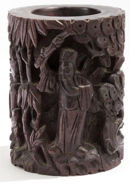 CHINE - XXe siècle
Porte pinceaux "bitong" en bois à patine brun noir à décor sculpté de trois immortels sous les pins.H.: 19 cm