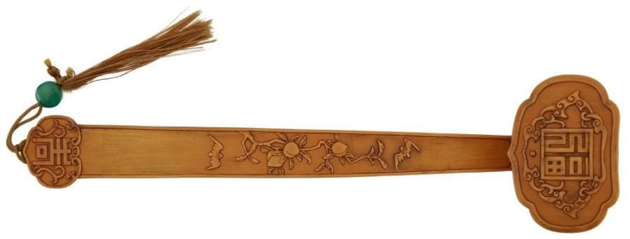 CHINE - XXe siècle
Sceptre ruyi en bois à patine claire à décor sculpté en relief de caractères et de longévité, pêches et chauves-souris.Long.: 32 cm