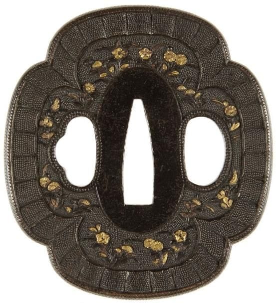 JAPON
Mokko gata en shibuichi à fond de nanako, à décor ciselé et incrusté de shakudo et cuivre jaune d'un panier de fleurs et feuillage. H. 6,6 cm