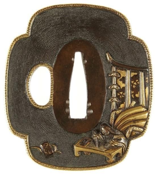 JAPON
Mokkogata en shibuichi à fond de nanako à décor ciselé et incrusté de shibuichi, suaka et cuivre jaune d'une poétesse calligraphiant devant un paravent.H. 6,8 cm