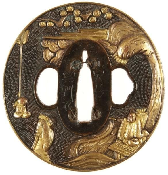 JAPON
Ngamaru gata en shibuichi à fond de nanako à décor ciselé et incrusté de cuivre jaune, de deux personnages de part et d'autre d'une cascade avec un serviteur. Signée Soten.H. 6,8 cm