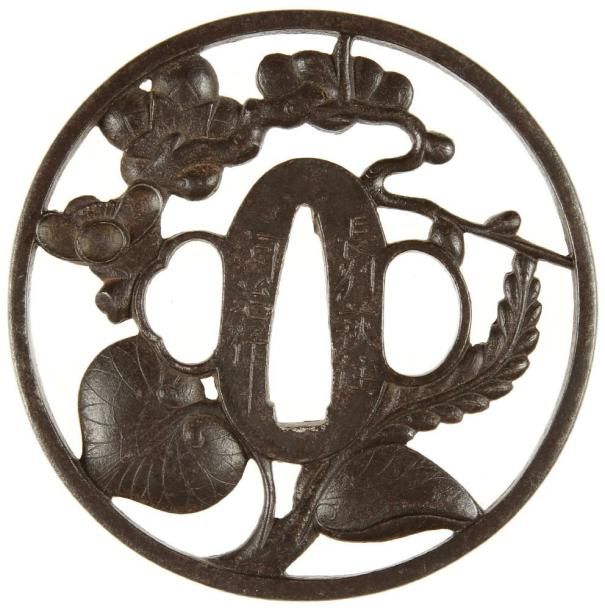 JAPON
Maru gata en fer à décor ajouré en marubori de fleurs de cerisier et feuilles d'aoï. Signée Choshu Hagi no ju Kawaji.H. 7,4 cm