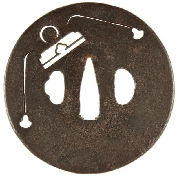 JAPON
Maru gata en fer à décor ajouré en kagesukashi d'un coffret et ses rubans. Signée Tadatsugu.H. 7,7 cm