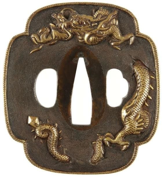 JAPON
Mokko gata en shibuichi à fond de nanako décoré en relief et incrusté de cuivre jaune d'un dragon.H. 7,6 cm